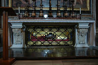 Inside_St_Peters_Cathedral_4.jpg