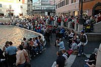 The_crowds_at_Fountain_di_Trevi.jpg