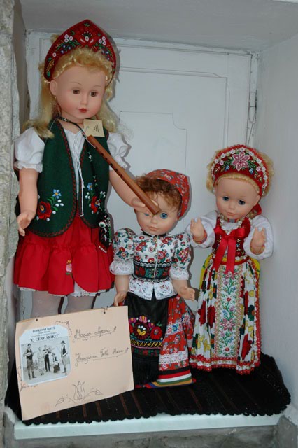 Traditional_Hungarian_outfits_2.jpg