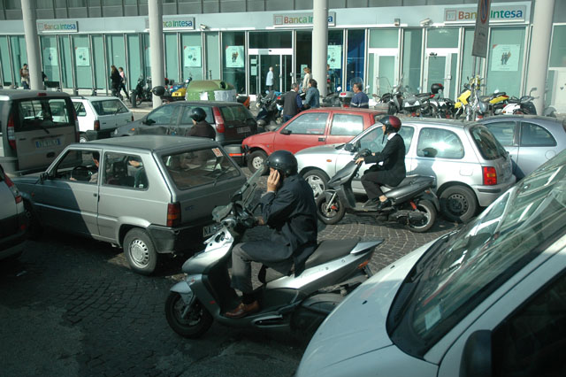 Local_scooter_drivers_multitask_driving_and_chatting.jpg