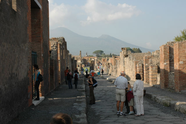Tourists_viewing_some_of_the_many_ruins_of_Pompeii.jpg