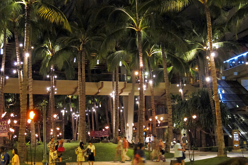 Waikiki at night (2).jpg