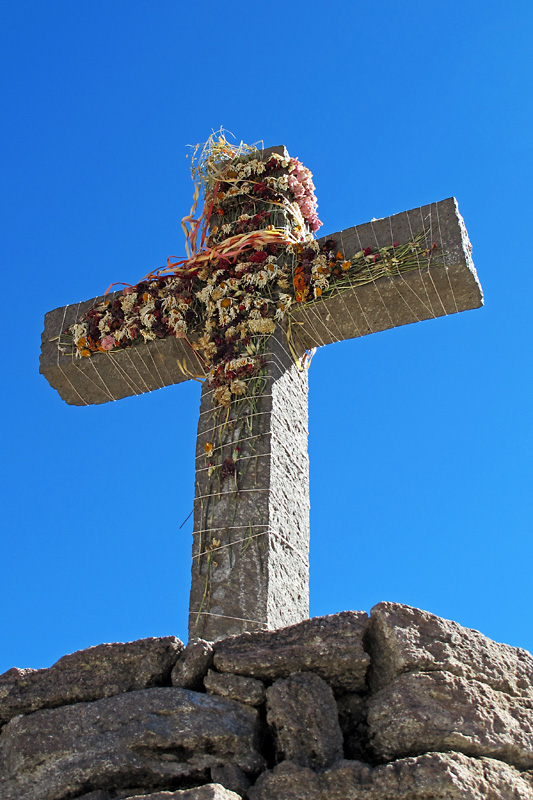 A stone cross at the Colca Canyon viewing site