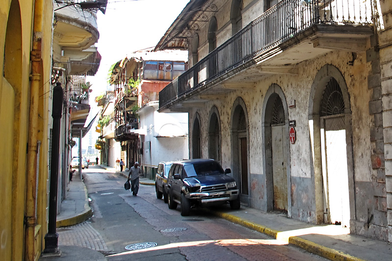 Side street in Casco Viejo.jpg
