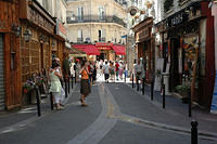Side_alley_shopping_area_near_Notre_Dame.jpg
