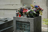 Jim_Morrisons_Grave_complete_with_cigarettes_whisky_and_flowers.jpg