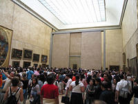 Want_to_see_the_Mona_Lisa_middle_wall_you_ll_have_to_fight_this_crowd.jpg