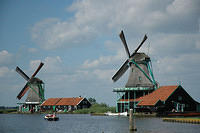 Windmills_on_the_river2.jpg