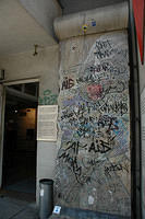 Monument_at_Checkpoint_Charlie.jpg