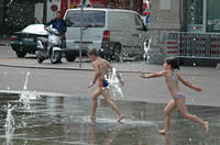 Kids_playing_in_the_fountain_3.jpg