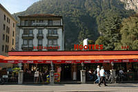 Hooters_in_Interlaken.jpg