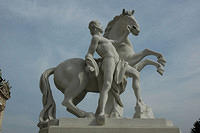 Another_statue_outside_the_belvedere.jpg