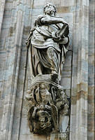 Close_up_of_the_art_on_the_Duomo.jpg