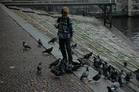 Kid_feeding_the_birds.jpg