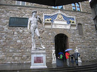 Imitation_David_statue_outside_Uffizi.jpg