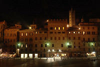 More_night_views_of_buildings_in_the_Piazza_Del_Campo.jpg