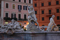 Fountain_in_Novana_piazza.jpg