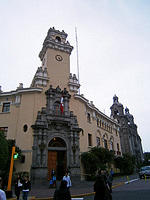Building in the plaza in Miraflores.jpg